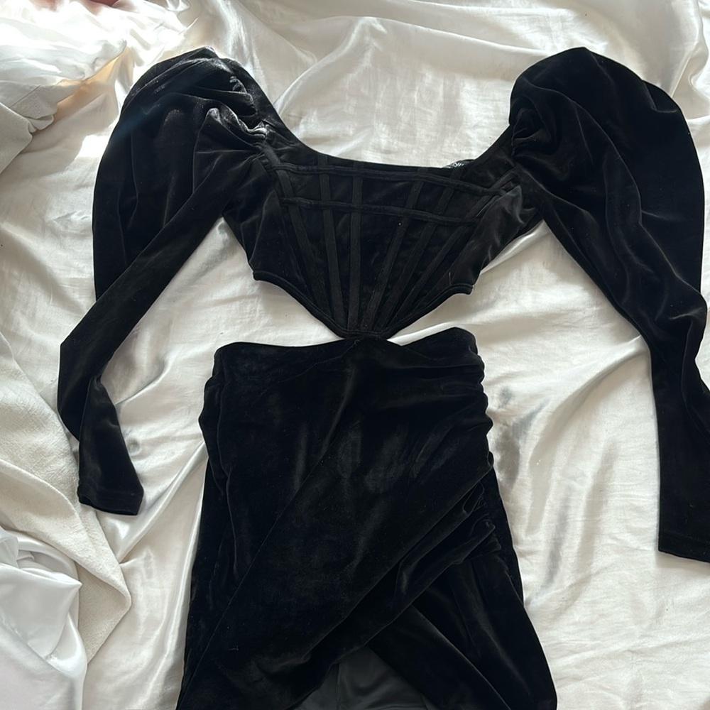 kittenish make your move black velvet bustier and skirt (women’s xs)